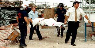 Traslado del cuerpo del obrero fallecido en San Juan (arriba) y edificio desde el que cayó.