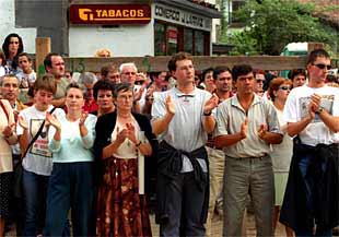 La viuda del edil asesinado, Reyes Zubeldía (segunda por la izquierda), y varios familiares en la plaza de Leiza.