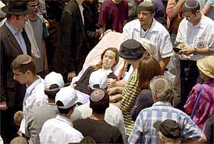 La joven Leah Schijveschuuder, herida en el atentado del jueves en Jerusalén, asiste al funeral de sus padres y tres hermanos, todos muertos en el ataque.