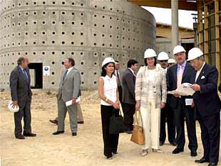 Mercedes de la Merced, alcaldesa en funciones de Madrid, durante la visita al polideportivo, en Barajas.