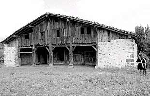 Igartubeiti, una reliquia del siglo XVI, abrió ayer sus puertas al público como museo del caserío vasco.