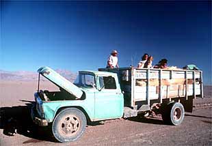 En el inhóspito desierto de Atacama, las carreteras se estiran por inmensas planicies donde no crece nada.