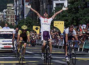 Laurent Jalabert alza los brazos al batir al    sprint  a sus compañeros de escapada.