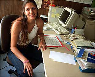 Susana Jiménez, coordinadora de azafatas de congresos, en su puesto de trabajo.