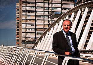 Rafael Blasco, sobre el puente de Santiago Calatrava, en Valencia.