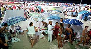 Barbacoas y sofás en las playas de Cádiz