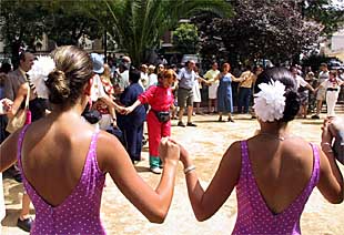 Dos jóvenes bailan una sardana, ayer en Alcalá la Real.