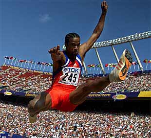 Iván Pedroso, en uno de sus saltos.