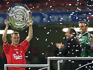 El capitán del Liverpool, Sami Hypia, levanta el  Charity Shield  ante su técnico Gerrard Houllier.