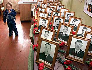 Un niño pasa junto a los retratos de las víctimas del  Kursk .