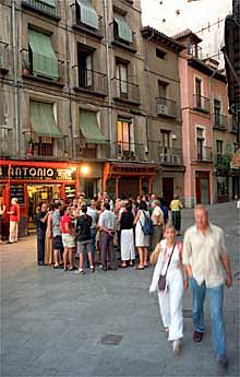 Visita guiada del Ayuntamiento para explicar las  Leyendas del viejo Madrid .