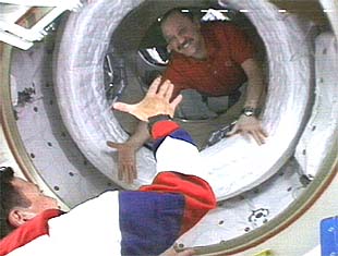   El recorte de fondos de la NASA amenaza los trabajos de la ISS   rnLos comandantes de la Estación y del  Discovery , tras el acoplamiento del transbordador.