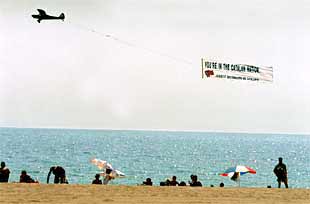 Campaña de las juventudes de CDC para explicar Cataluña a los turistas
