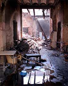 El fuego arrasa un edificio abandonado en Valencia