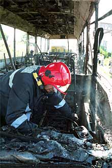 Tres encapuchados quemaron anteayer un autobús de la Compañía del Tranvía de San Sebastián antes de la manifestación de Batasuna.