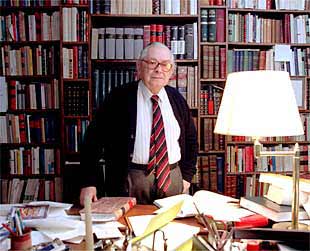 Manuel Alvar, el pasado mes de enero, en su despacho de Madrid.