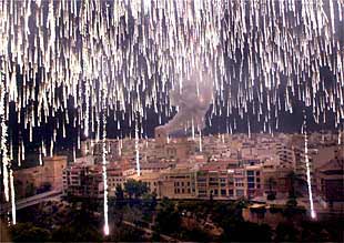 Elche brilla durante la noche de los cohetes y las sandías