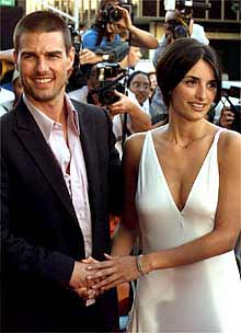 La nueva pareja posó a la entrada del cine, en Beverly Hills.