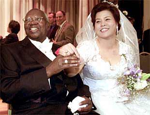 El arzobispo Milingo abandona a su esposa y vuelve con la Iglesia