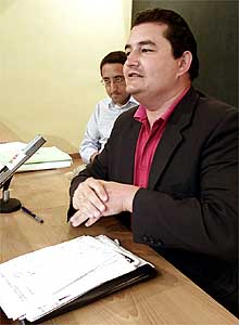 Sanz (en primer término) y Rafael Salas, tras la rueda de prensa.