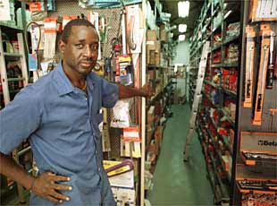 Aladji Ndiaye, en su puesto de trabajo en Almería.