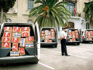 Furgonetas de la Policía Nacional cargadas con la droga incautada el lunes en Valencia.