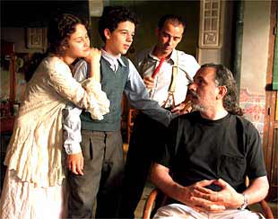 De izquierda a derecha, Aida Folch, Fernando Tielve, Eduard Fernández y Fernando Trueba, en el rodaje de    El embrujo de Shanghai. 