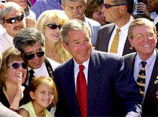 El presidente Bush y el senador Pete Domenici (a la derecha), junto a simpatizantes republicanos en Alburquerque.