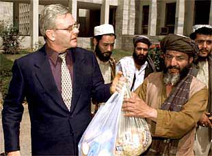 El cónsul australiano (a la izquierda) entrega a los talibán provisiones para los cooperantes detenidos.