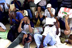 Sindicatos y ONG esconden a los inmigrantes de la policía en Barcelona