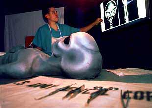 El forense Michael Peck describe los resultados de la autopsia de un supuesto alienígena, en el Roswell Recreation Department.