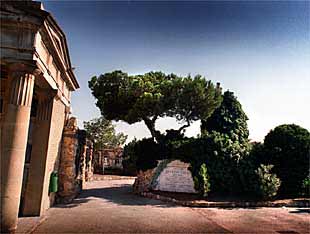 Mausoleo de Joaquín Costa, en el cementerio de Zaragoza.