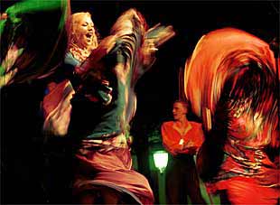 Integrantes de un grupo folclórico ruso, durante su actuación en Almería.