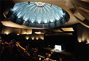 Aspecto que presentaba anoche el Palau de les Arts d'Altea.