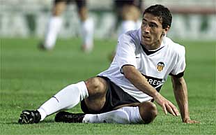 Kily González, sentado en el césped, durante un partido contra el Peñarol.