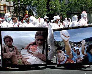 Una protesta contra la globalización celebrada en Barcelona en junio de 2000.