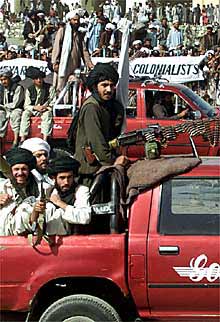 Dos hombres intentan ayudar al palestino tiroteado en Nablús.