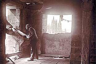 Campanero en la torre de la iglesia de San Gil.