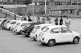 Varios de los  seiscientos  que participan en el rally Reus-Zaragoza.