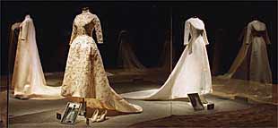 Modelos de Cristóbal Balenciaga en el Kursaal de San Sebastián.