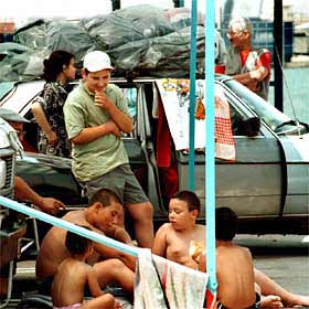 Ciudadanos argelinos, en el puerto de Alicante en espera de la salida del  ferry  a Orán.