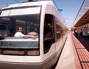 Un tranvía en la estación del Pont de Fusta, en Valencia.