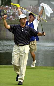 David Torres cierra su puño y alza su putter tras su victoria en Duluth.