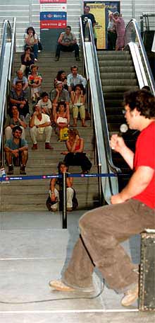 Representación teatral en la estación de Príncipe Pío.