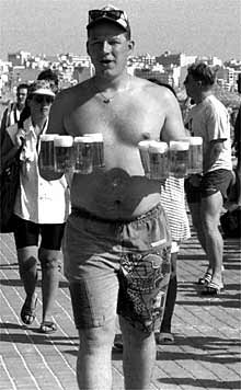 Un veraneante se dispone a consumir cerveza.