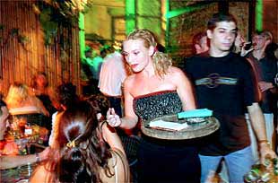 Una de las camareras que trabajan en los bares de copas.