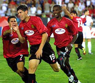   El Mallorca abre la puerta grande   Carlos, Luque y Eto'o celebran el segundo gol del Mallorca.  