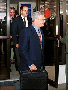 Los diplomáticos occidentales, en el aeropuerto de Islamabad.