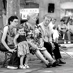 Tres mujeres y una niña descansan, ayer, en los Jardines de Albia.