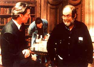 Stanley Kubrick (dcha.) charla con Tom Cruise durante el rodaje de  Eyes wide shut .